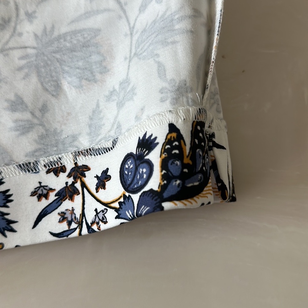 Loft SHORTS White blue flowers SZ 6 4” inseam zipper clasp button short QUALITY - Picture 14 of 15